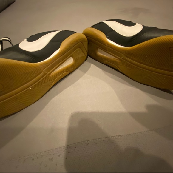 Black Nike runners - Picture 3 of 4